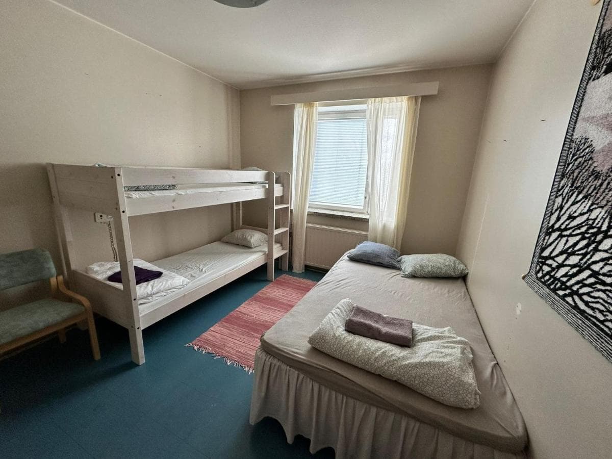 Perhehuone — parivuode ja kaksi kerrossänkyä lapsille