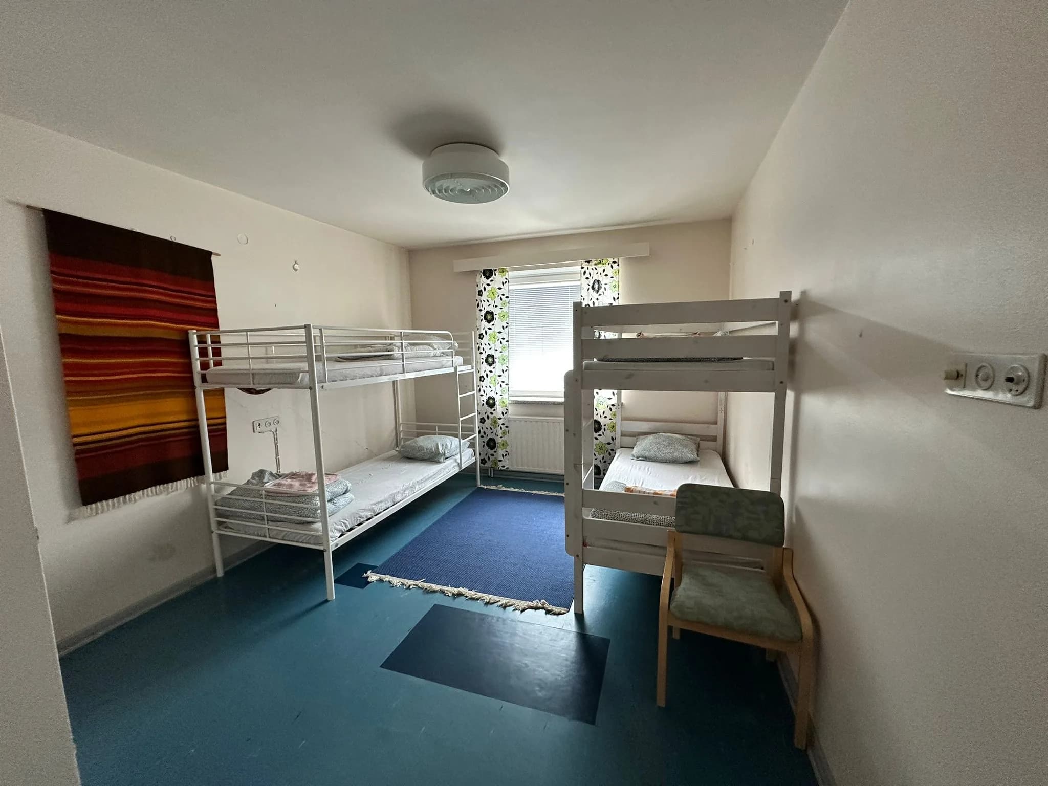 Neljän hengen huone kahdella kerrossängyllä