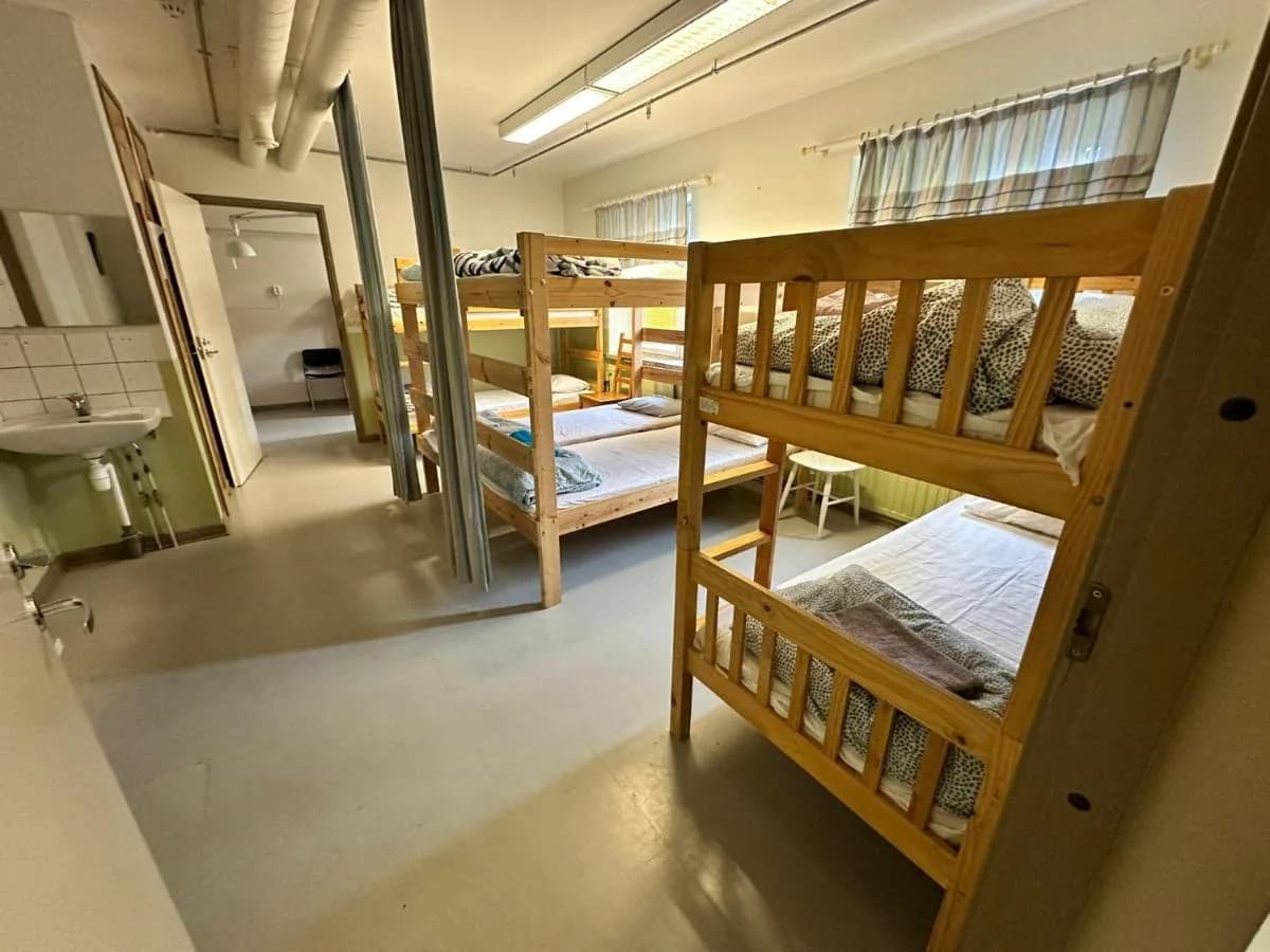 Yhteinen makuusali kerrossänkyineen Kurimon Majatalossa